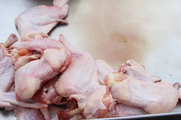 Pollo fresco per cucinare nel mercato — Foto Stock