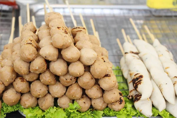 Gegrilde worst en gehaktbal is lekker — Stockfoto