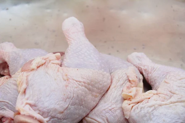 Świeży kurczak do gotowania na rynku — Zdjęcie stockowe