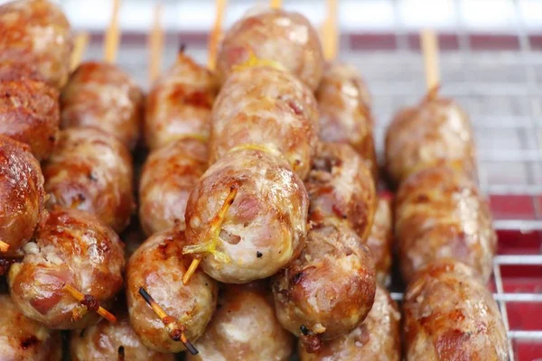 Bratwurst vom Grill schmeckt auf dem Markt — Stockfoto