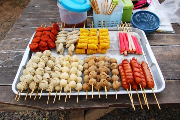 Linguiça grelhada e almôndega é delicioso — Fotografia de Stock