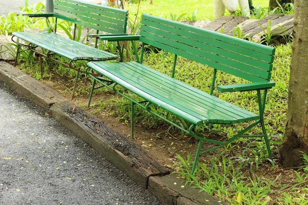 Färgglada stolar i trädgården — Stockfoto
