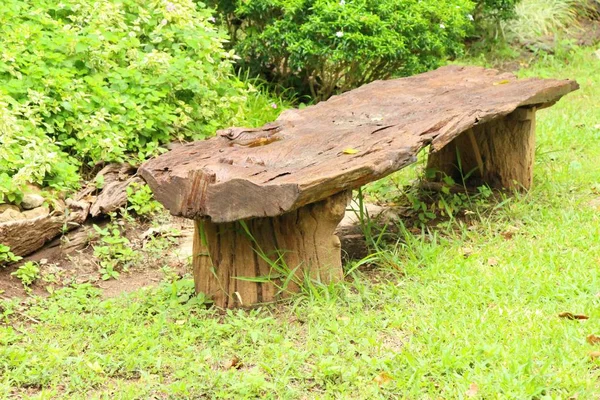 Деревянные стулья в старинном садовом стиле — стоковое фото