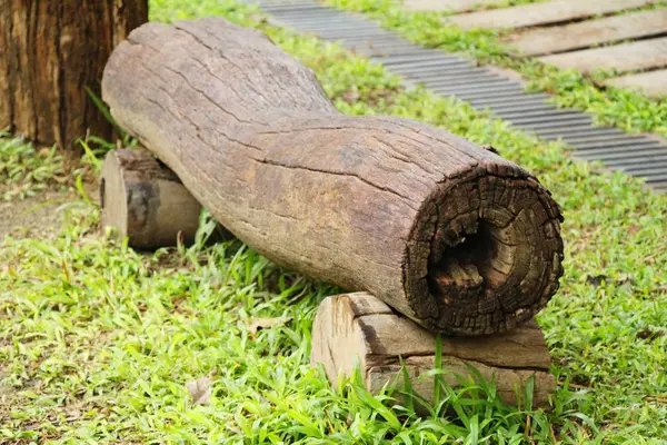 Holzstühle im Garten Vintage-Stil — Stockfoto