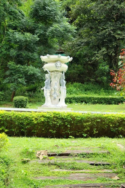 Fontänen i trädgården med skönhet naturen — Stockfoto