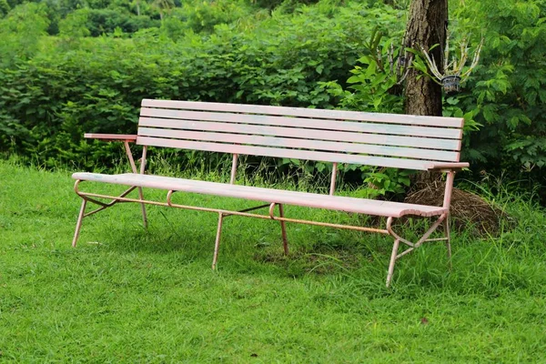 Barevné židle v zahradě — Stock fotografie
