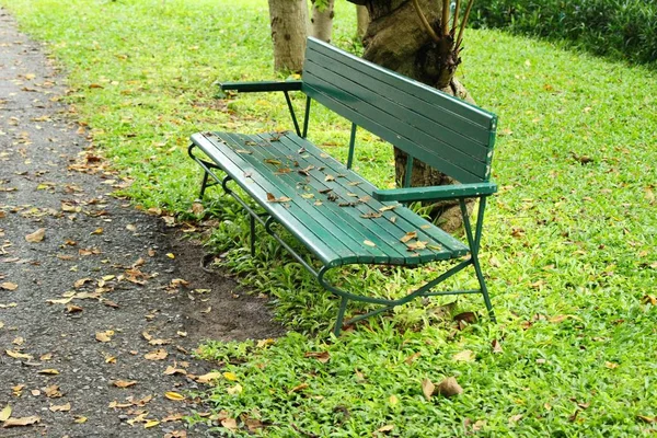 Chaises colorées dans le jardin — Photo