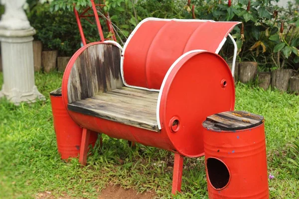 Bahçedeki renkli sandalyeler