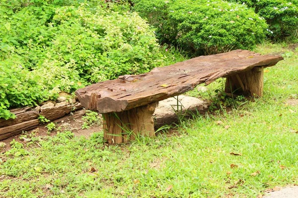 在花园的复古风格的木椅 — 图库照片