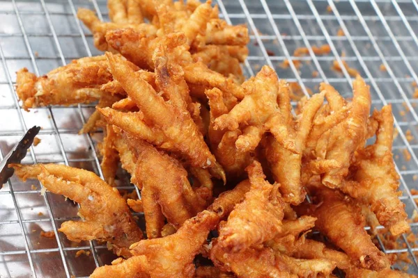 Pés de frango fritos é delicioso no mercado — Fotografia de Stock