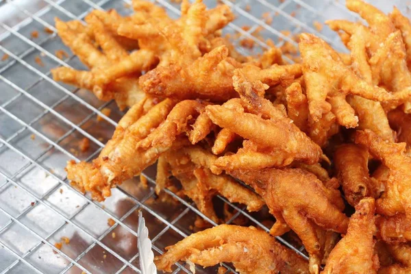 Gebratene Hühnerfüße sind köstlich auf dem Markt — Stockfoto