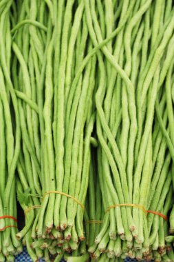 Belgili tanımlık çarşı içinde yemek pişirmek için uzun fasulye