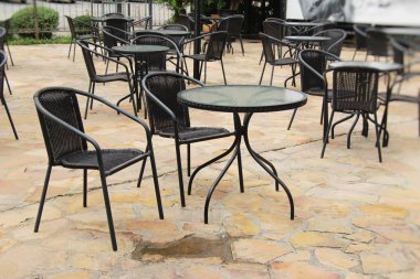 Vintage tarzı koltukları bahçede ayarla