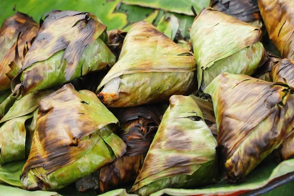 Riz collant grillé au marché — Photo