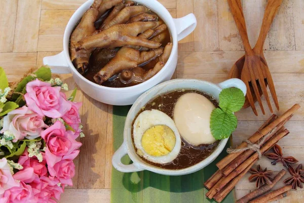 Ovo cozido com pés de frango, comida chinesa — Fotografia de Stock