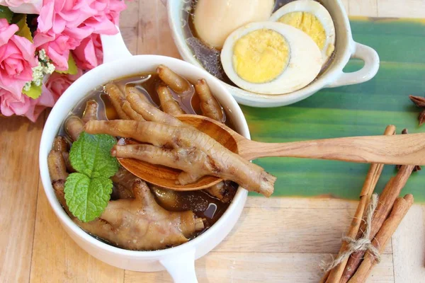 Ovo cozido com pés de frango, comida chinesa — Fotografia de Stock