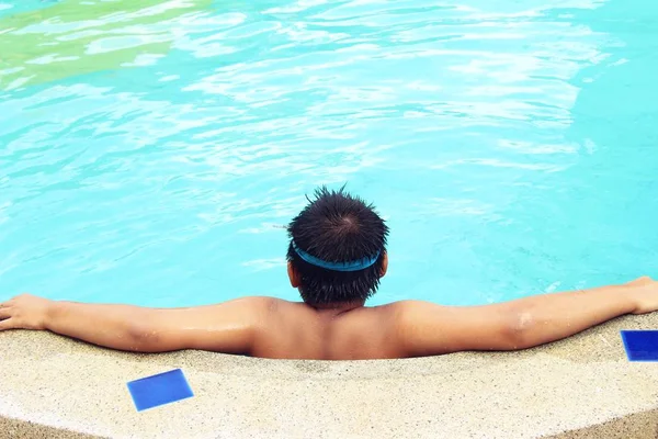 Il ragazzo sta nuotando in piscina — Foto Stock