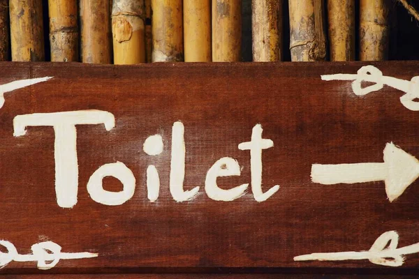 Symbolpfeil zeigt Weg zur Toilette — Stockfoto