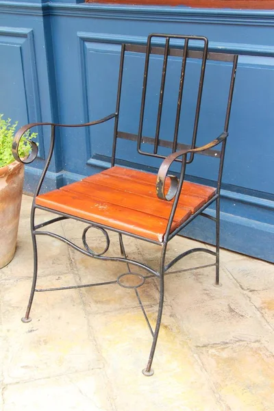 Ορισμός στυλ vintage καρέκλες στον κήπο — Φωτογραφία Αρχείου