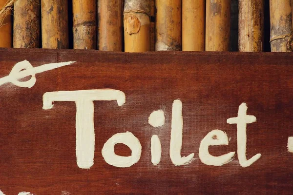 Symboliser flèche pointant aller aux toilettes façon — Photo