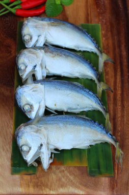 Ahşap arka plan üzerinde lezzetli haşlanmış uskumru balığı