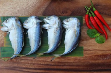 Ahşap arka plan üzerinde lezzetli haşlanmış uskumru balığı