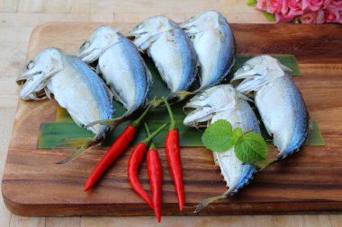 Ahşap arka plan üzerinde lezzetli haşlanmış uskumru balığı