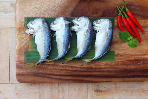 Ahşap arka plan üzerinde lezzetli haşlanmış uskumru balığı