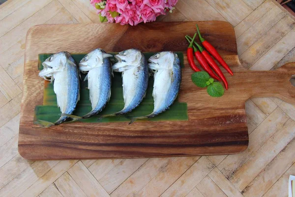 Ahşap arka plan üzerinde lezzetli haşlanmış uskumru balığı