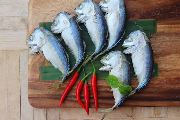 Ahşap arka plan üzerinde lezzetli haşlanmış uskumru balığı