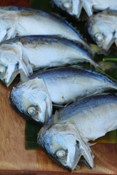 Рыба макрель, приготовленная на пару вкусно на фоне дерева — стоковое фото
