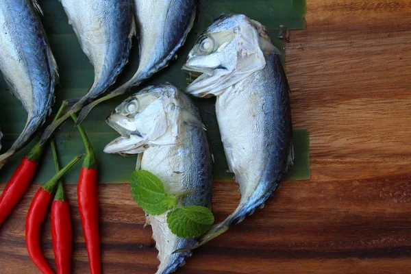 Pescado de caballa al vapor delicioso sobre fondo de madera — Foto de Stock