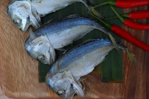 Ahşap arka plan üzerinde lezzetli haşlanmış uskumru balığı — Stok fotoğraf