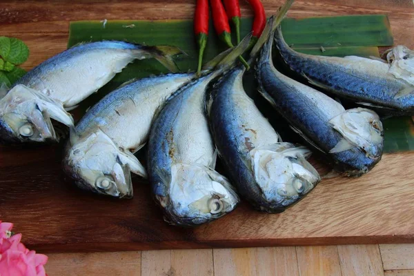 Ahşap arka plan üzerinde lezzetli haşlanmış uskumru balığı