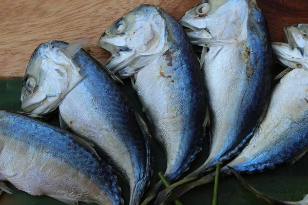 Ahşap arka plan üzerinde lezzetli haşlanmış uskumru balığı