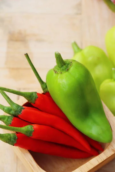 Green bell pepper and red chili — Stock Photo, Image