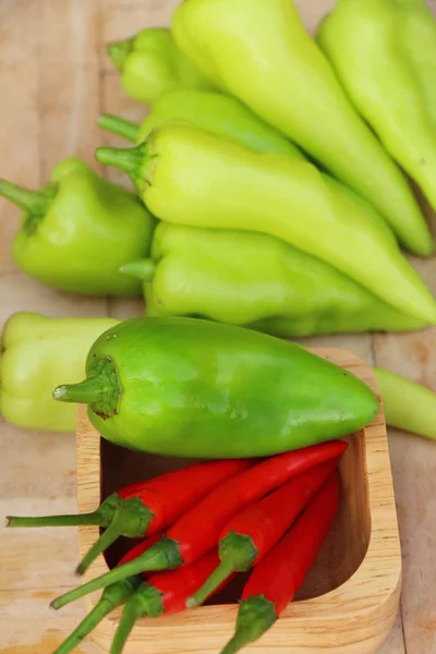 Green bell pepper and red chili — Stock Photo, Image