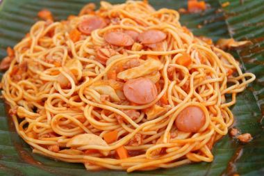 Domuz eti ve sebze spagetti lezzetlidir