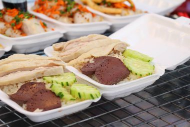 Tavuk sosu ile lezzetli haşlanmış pirinç