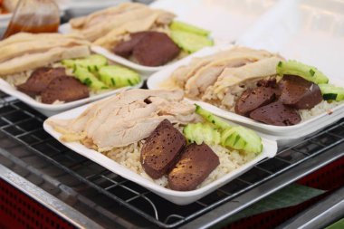 Tavuk sosu ile lezzetli haşlanmış pirinç