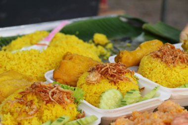 Tavuk biryani pirinç lezzetli ve sos