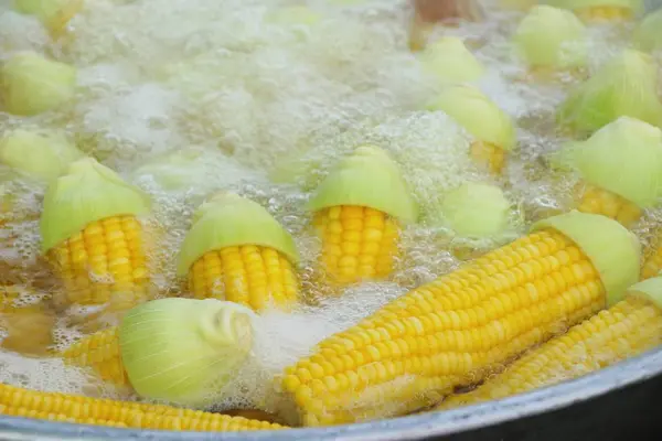 El forúnculo de maíz es delicioso en el mercado —  Fotos de Stock