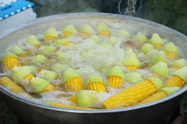 Кукуруза кипит вкусно на рынке — стоковое фото