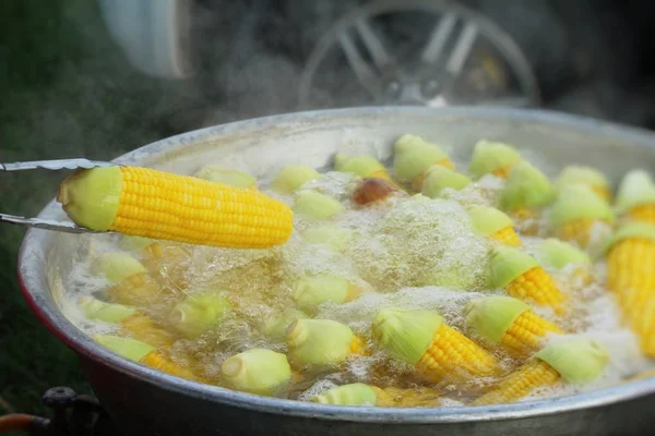 El forúnculo de maíz es delicioso en el mercado —  Fotos de Stock