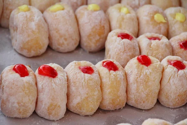 bir sürü donut ve çilek reçeli