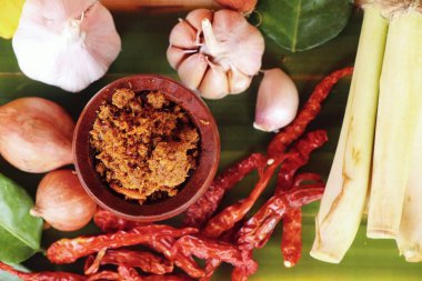 Chili Yapıştır acılı baharatlarla lezzetlidir