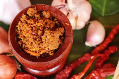 Chili Yapıştır acılı baharatlarla lezzetlidir