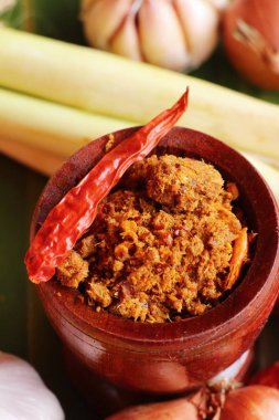 Chili Yapıştır acılı baharatlarla lezzetlidir