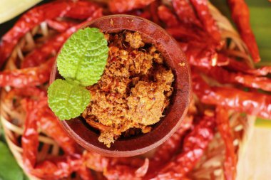 Chili Yapıştır acılı baharatlarla lezzetlidir