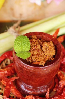 Chili Yapıştır acılı baharatlarla lezzetlidir